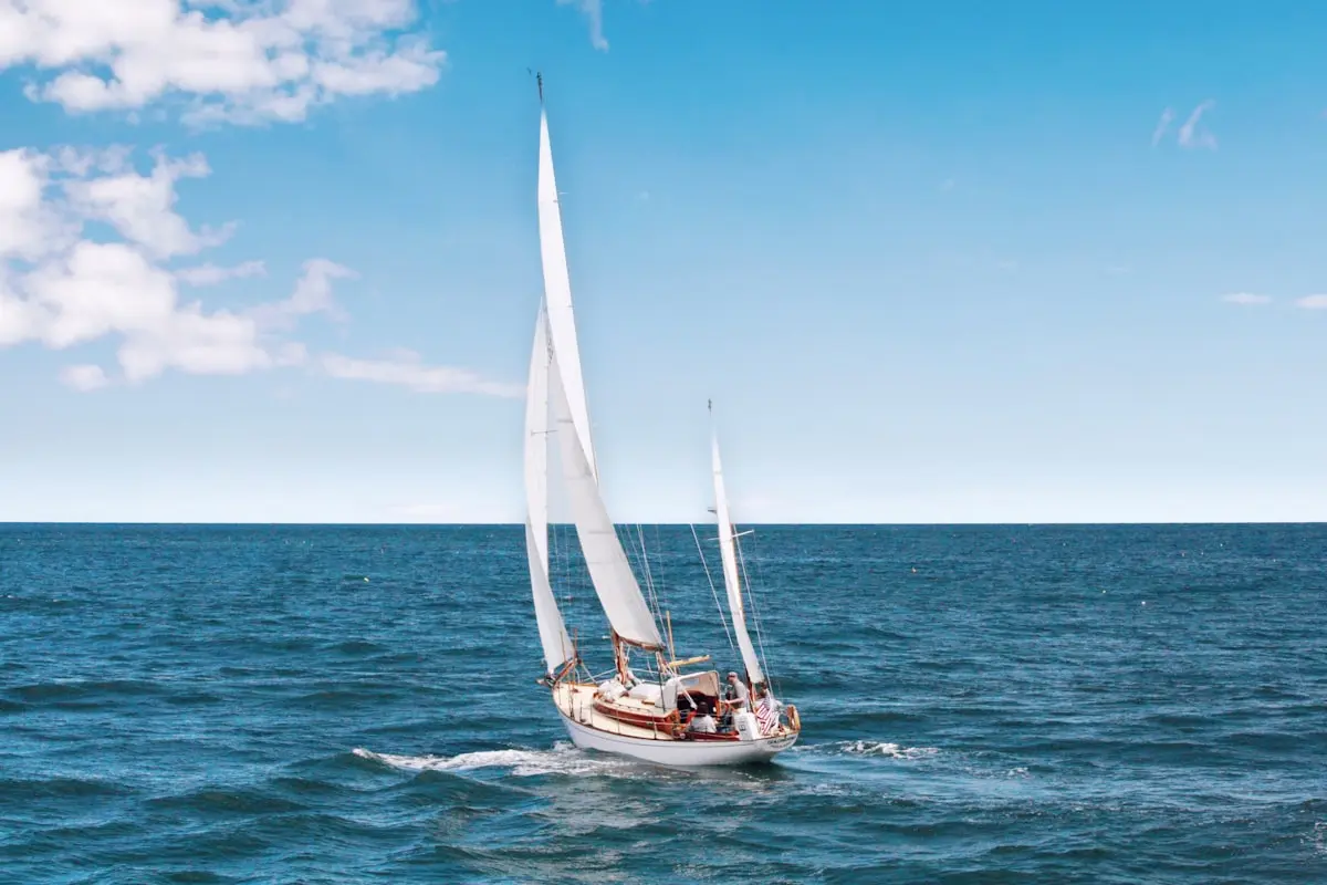 Sailing vs Speedboat Tours: Choosing Your Perfect Boat